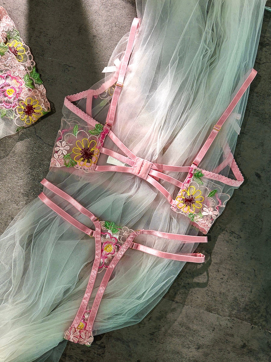 Ensemble lingerie broderie florale rose