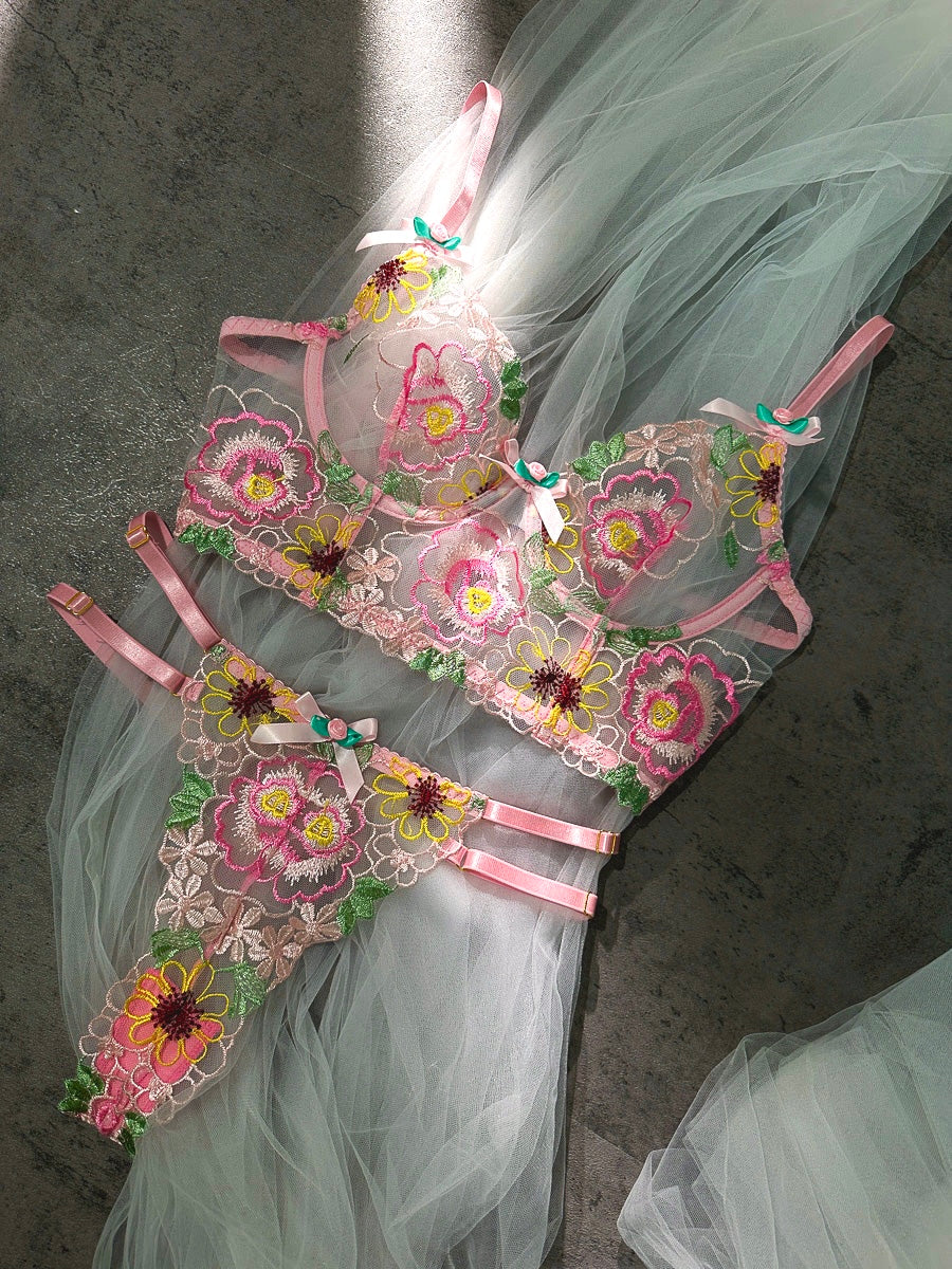 Ensemble lingerie broderie florale rose