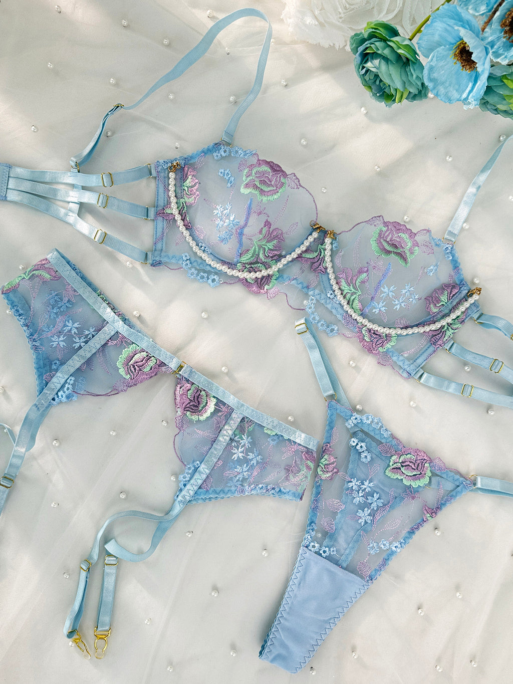 Lingerie bleue brodée avec chaîne de perles