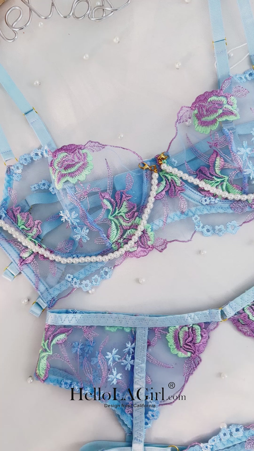 Lingerie bleue brodée avec chaîne de perles